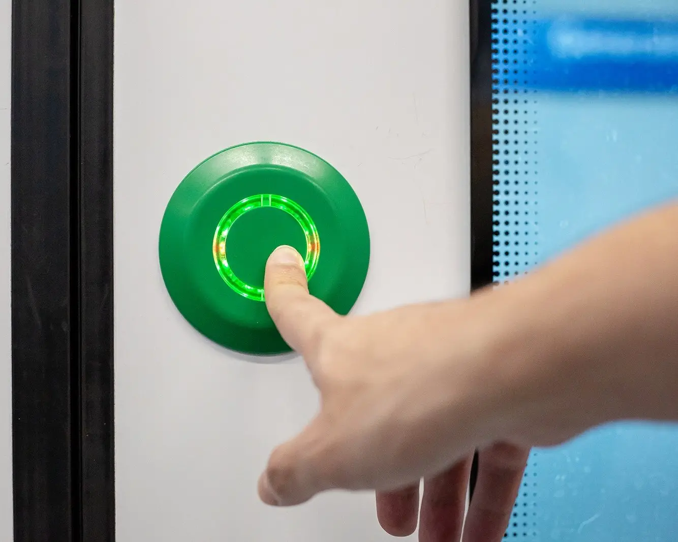 Metro de SD retoma sistema de botón «verde» para abrir puertas