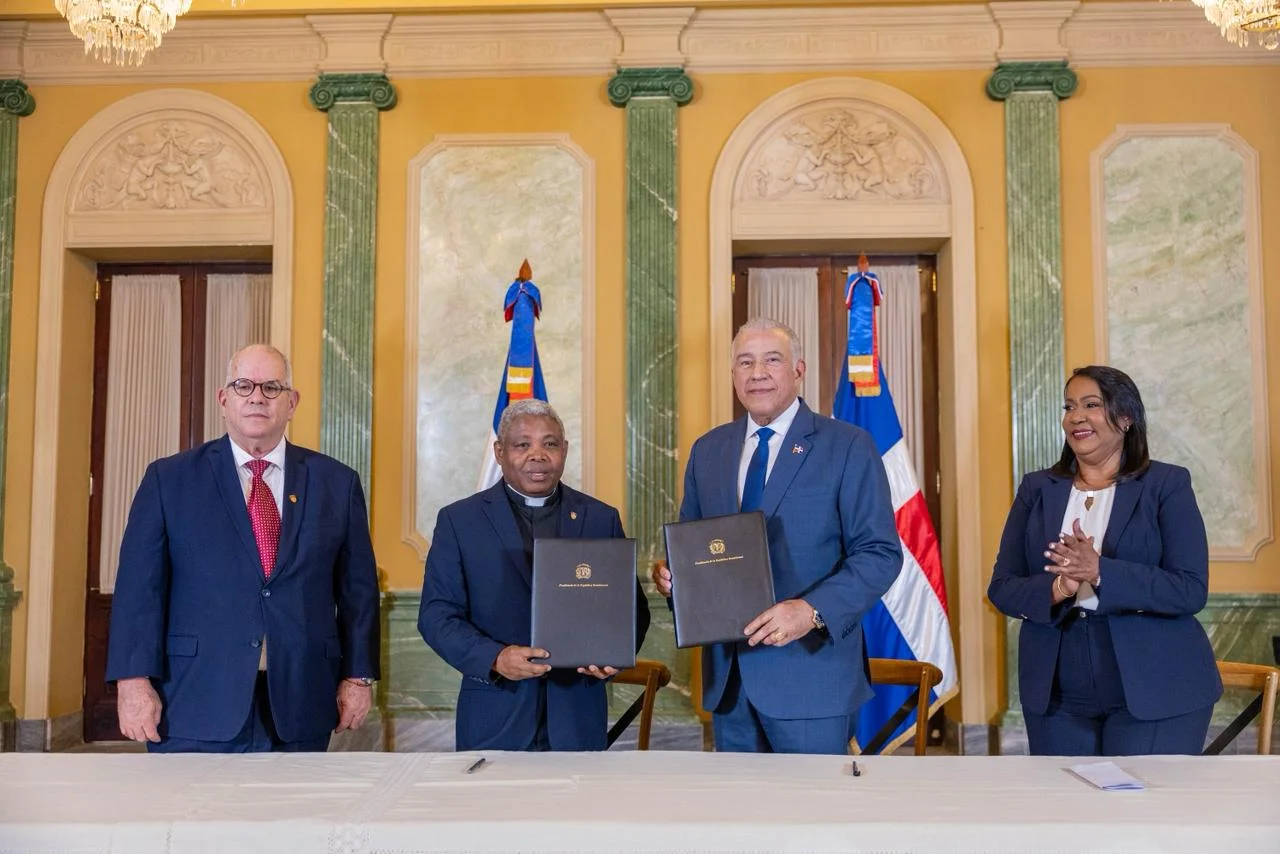 Presidencia de la República y UCATEBA formalizan acuerdo que beneficiará a la región sur con 300 becas universitaria.