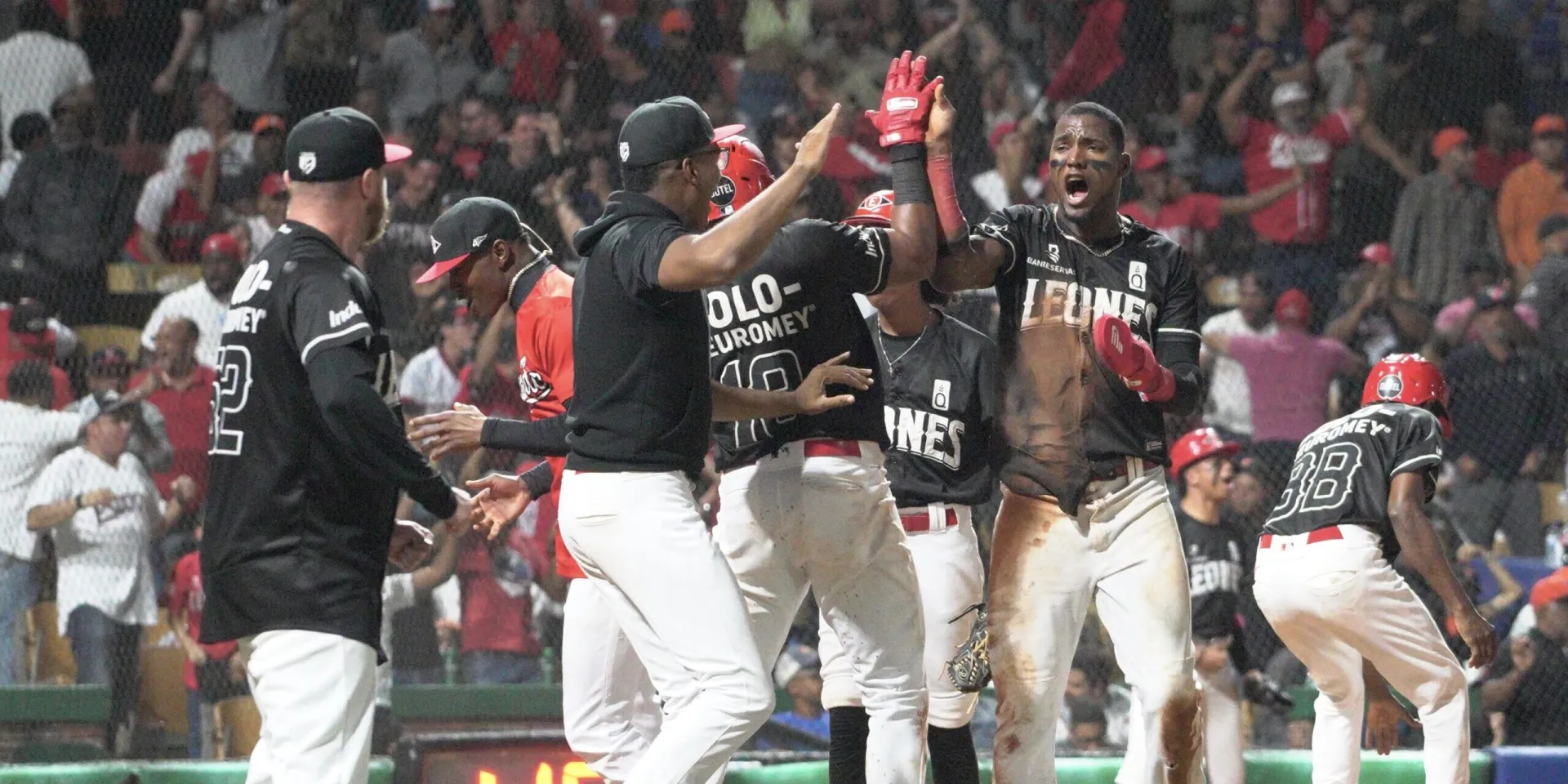 Leones toman la delantera de la Serie Final con rally en octava entrada