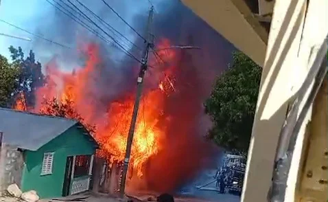 Una vivienda reducida a cenizas y 2 resultan afectadas por incendio en Comendador, Elías Piña