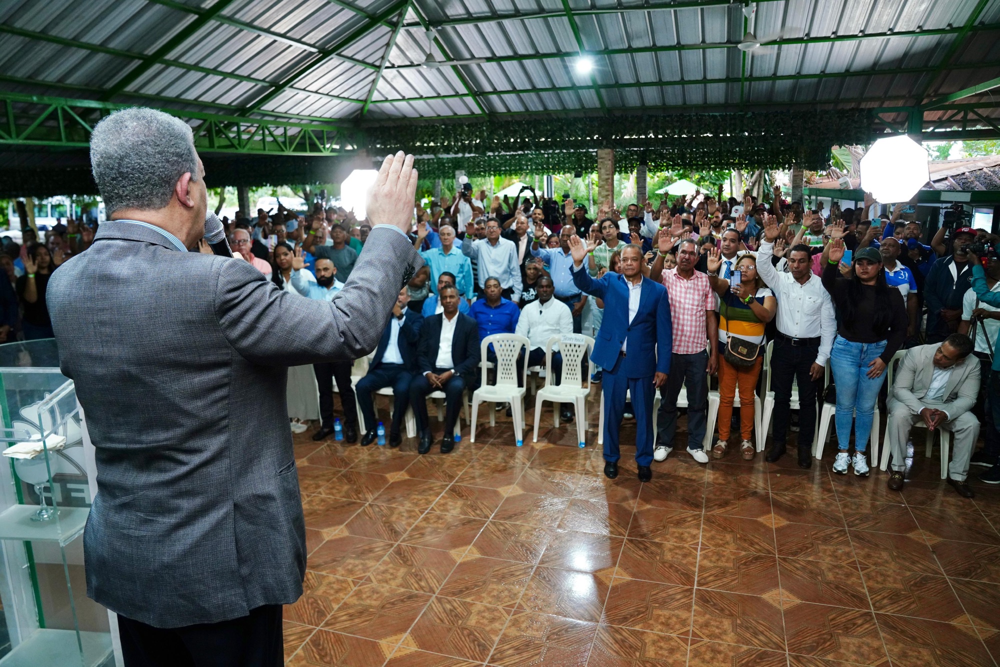 Leonel juramenta en la FP al expresidente del PLD en Licey al Medio y a decenas de dirigentes más