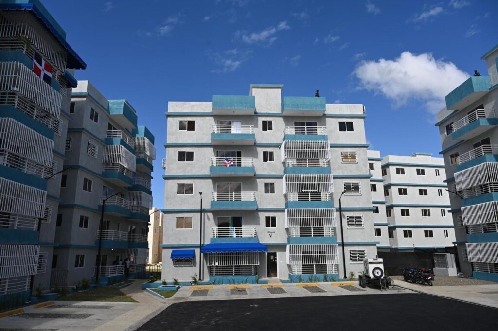 Presidente Abinader entrega 200 apartamentos en SDO financiados por Banreservas