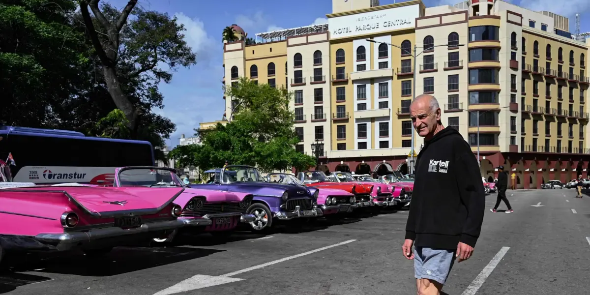 Cuba empieza a cerrar hoteles y reubicar turistas ante desabastecimiento de combustible