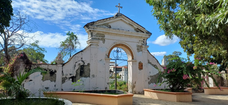 Denuncian abandono del Cementerio viejo de Baní