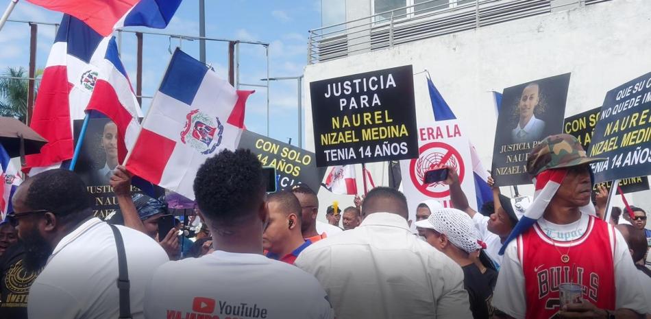 Durante marcha, Antigua Orden pide salida de haitianos del territorio dominicano