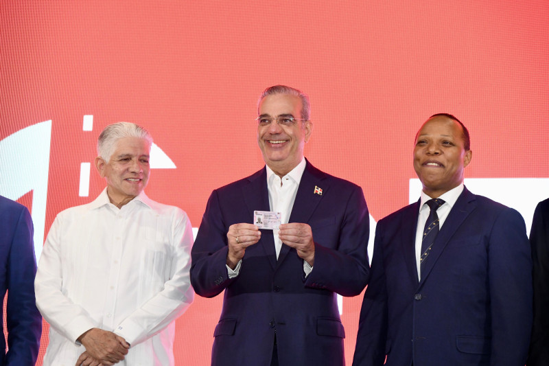 Abinader recibe su nueva licencia de conducir; el sistema de datos pasa a ser propiedad del Estado