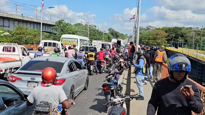 Buscan a motorista que cayó al río Isabela tras accidente en el puente de Villa Mella