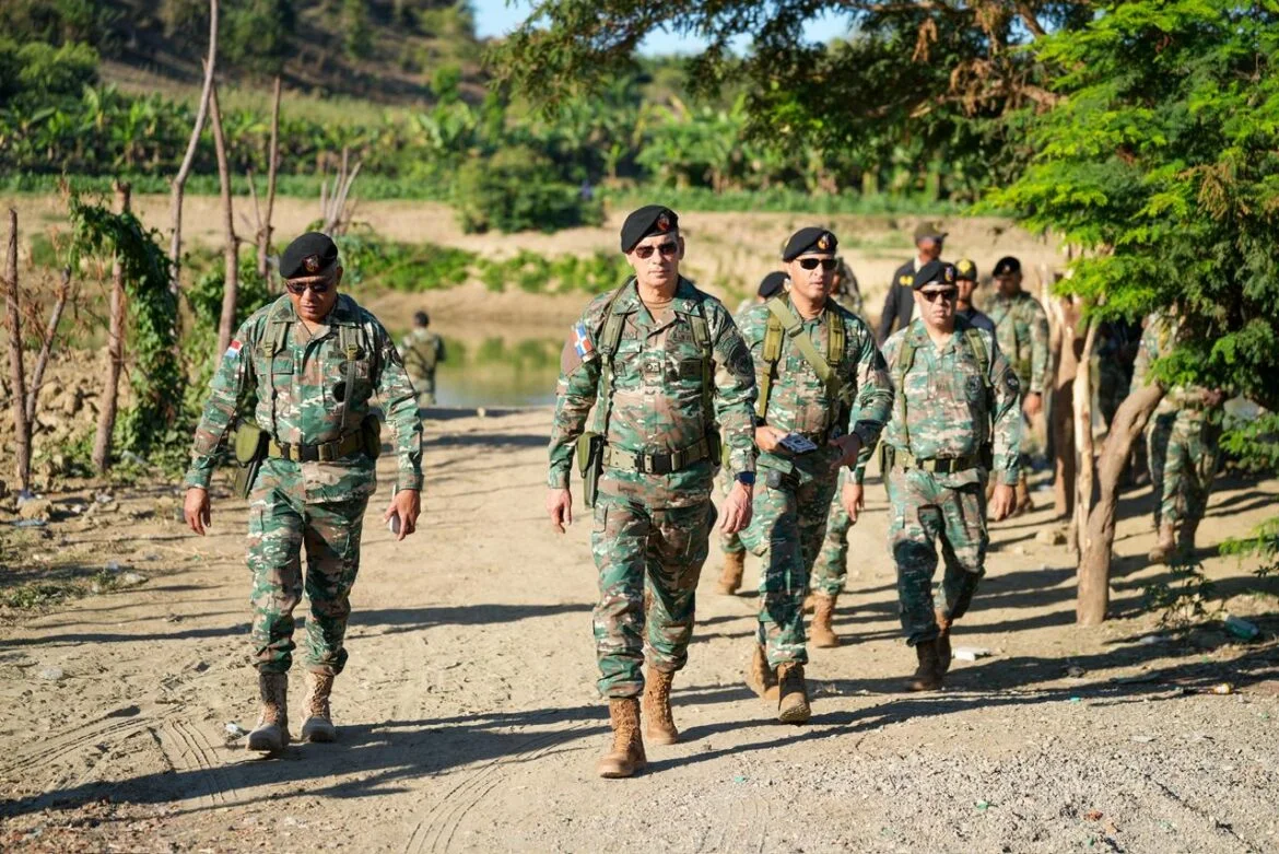 Comandante del Ejército recorre carretera internacional y unidades fronterizas en Elías Piña y Dajabón