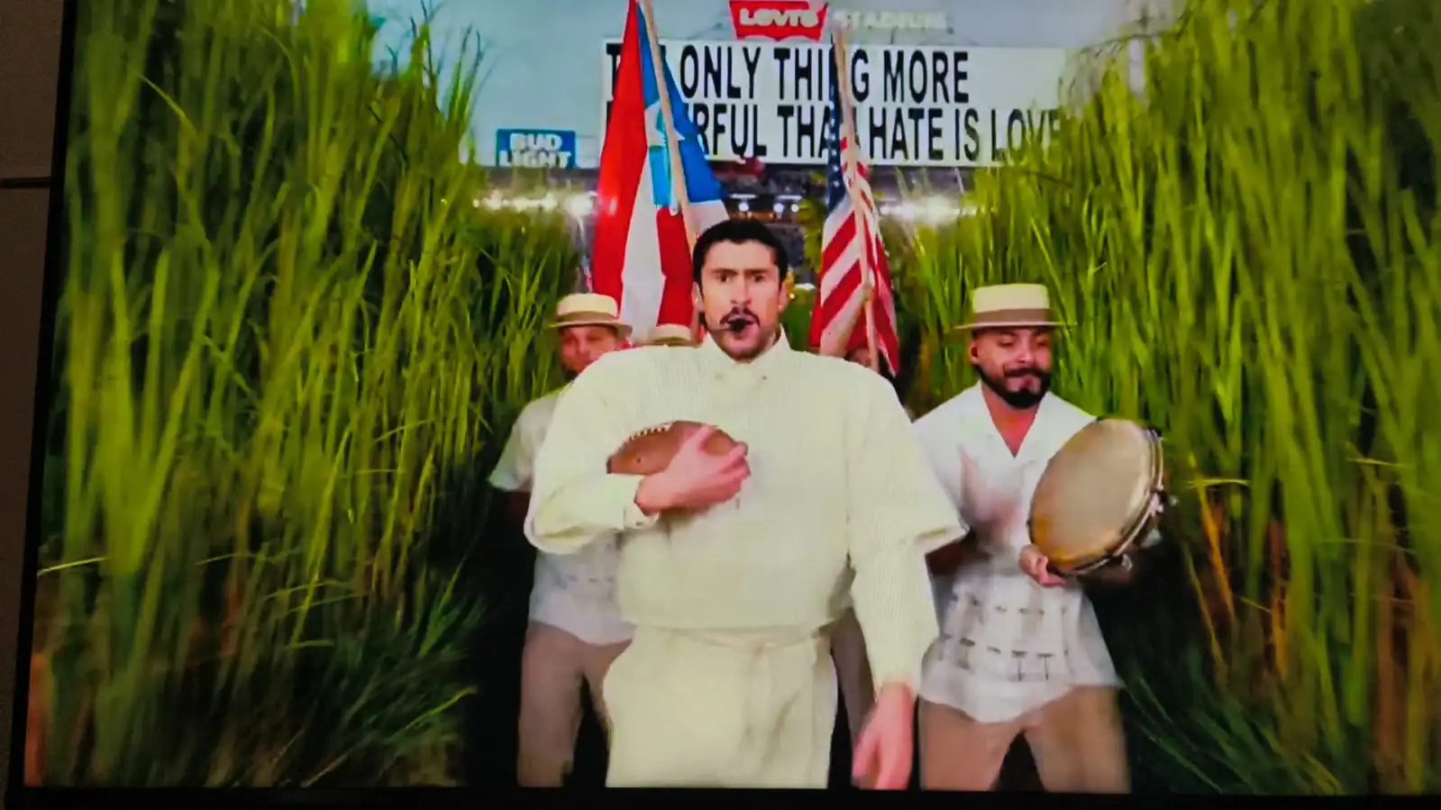 Bad Bunny distingue a RD en Super Bowl acompañado de Lady Gaga y Ricky Martin