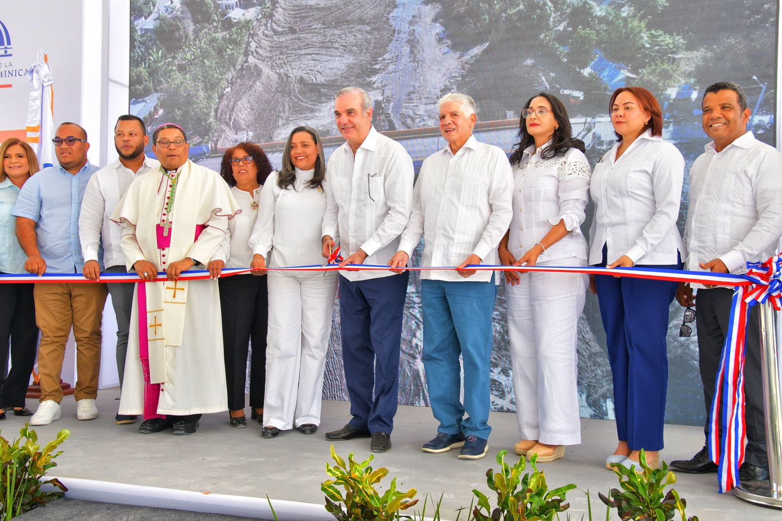 El río ya no divide: Abinader inaugura puente que integra y dinamiza a Las Yayas en Azua