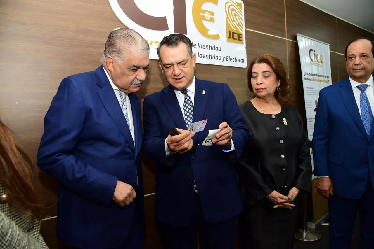 Vargas recibe la nueva cédula y afirma que la oposición deberá unirse para ganar en 2028