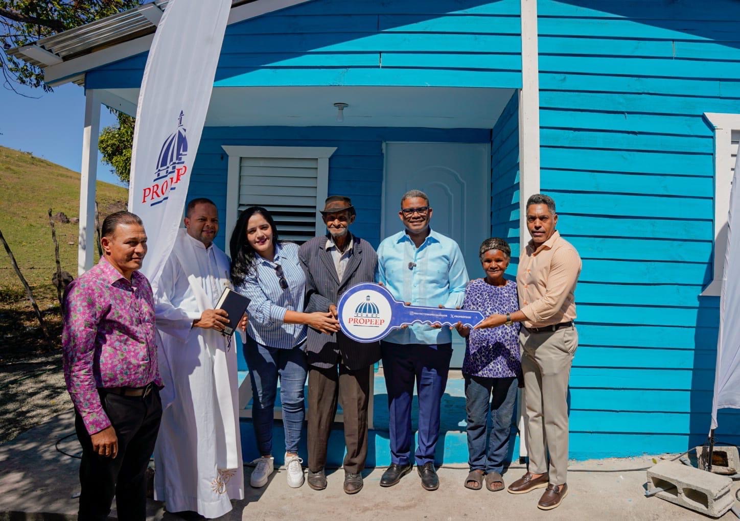 Propeep entrega vivienda remozada y amueblada a pareja de envejecientes en Las Lagunas de Azua