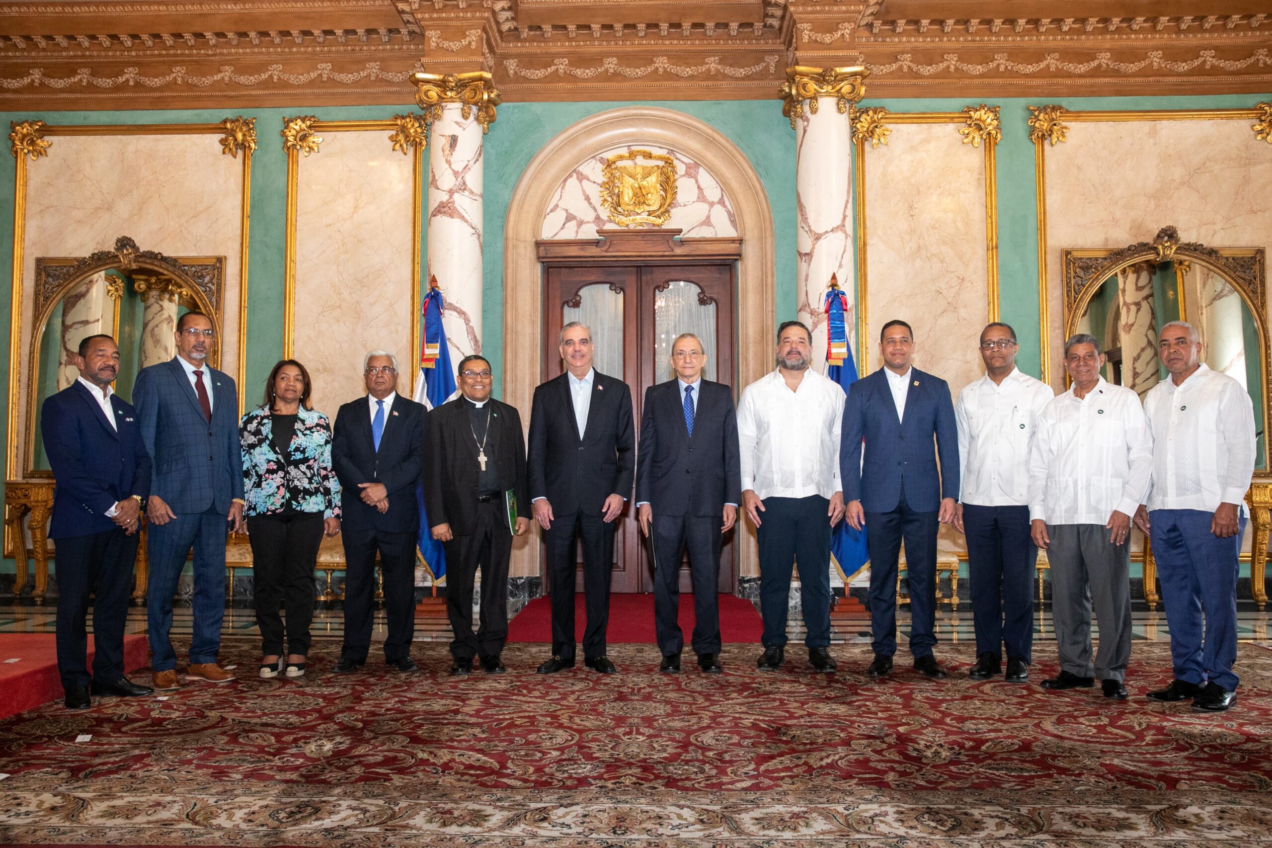 Presidente Abinader juramenta los integrantes del Comité Gestor del Jardín Botánico de San Juan de la Maguana