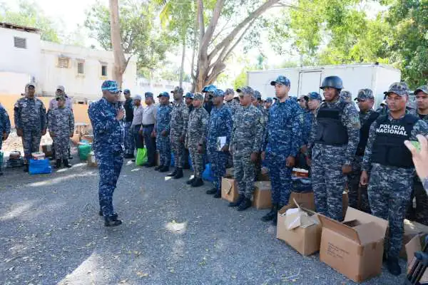 Policía Nacional entrega nuevos uniformes a agentes de la Regional Oeste en San Juan y Elías Piña