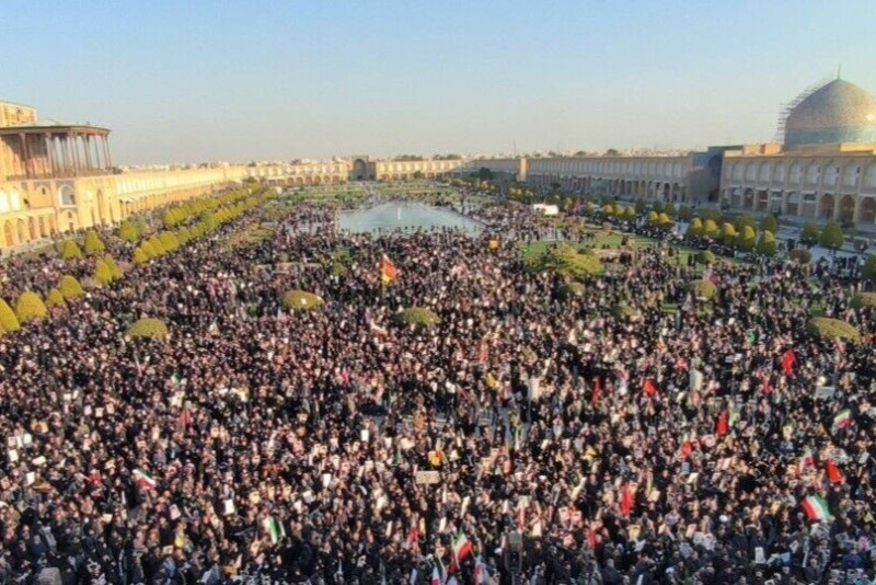 Miles de iraníes toman las calles para llorar al líder supremo ayatolá Jamenei