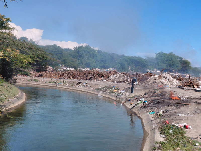 Vertederos siguen contaminando canal Marcos A. Cabral de Baní