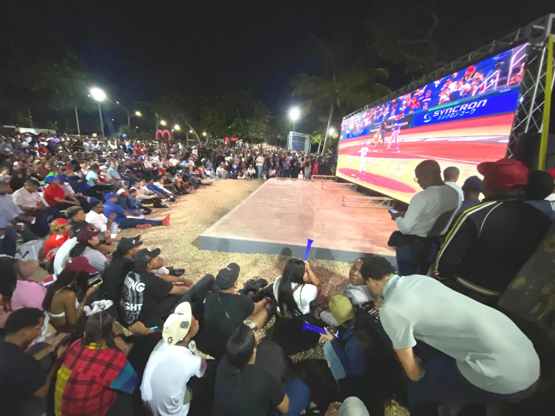 Cientos de fanáticos disfrutan del triunfo dominicano en el Clásico frente a pantalla gigante en el Malecón