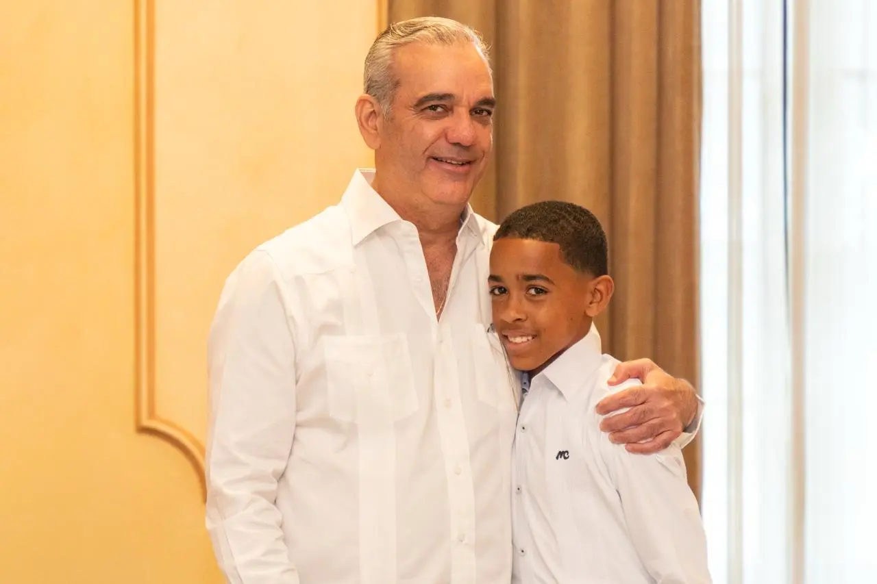 Presidente Abinader recibe al destacado estudiante Hensel Aquino, alias “Pico de Oro”