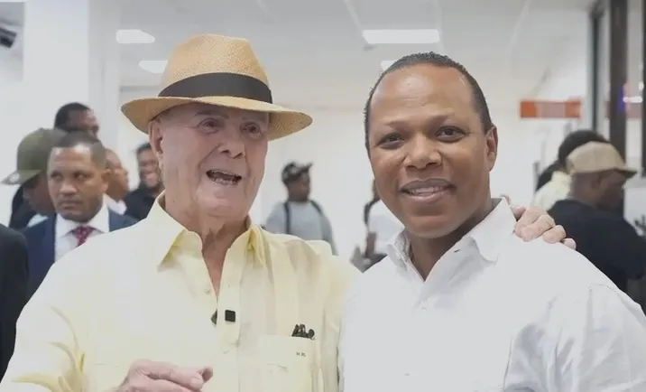 Hipólito renueva su licencia de conducir y destaca organización del servicio