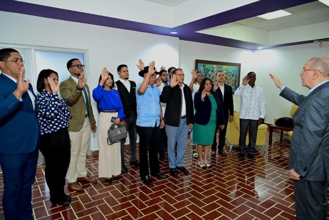 Danilo Medina juramenta en el PLD al vicepresidente del Partido Cívico Renovador