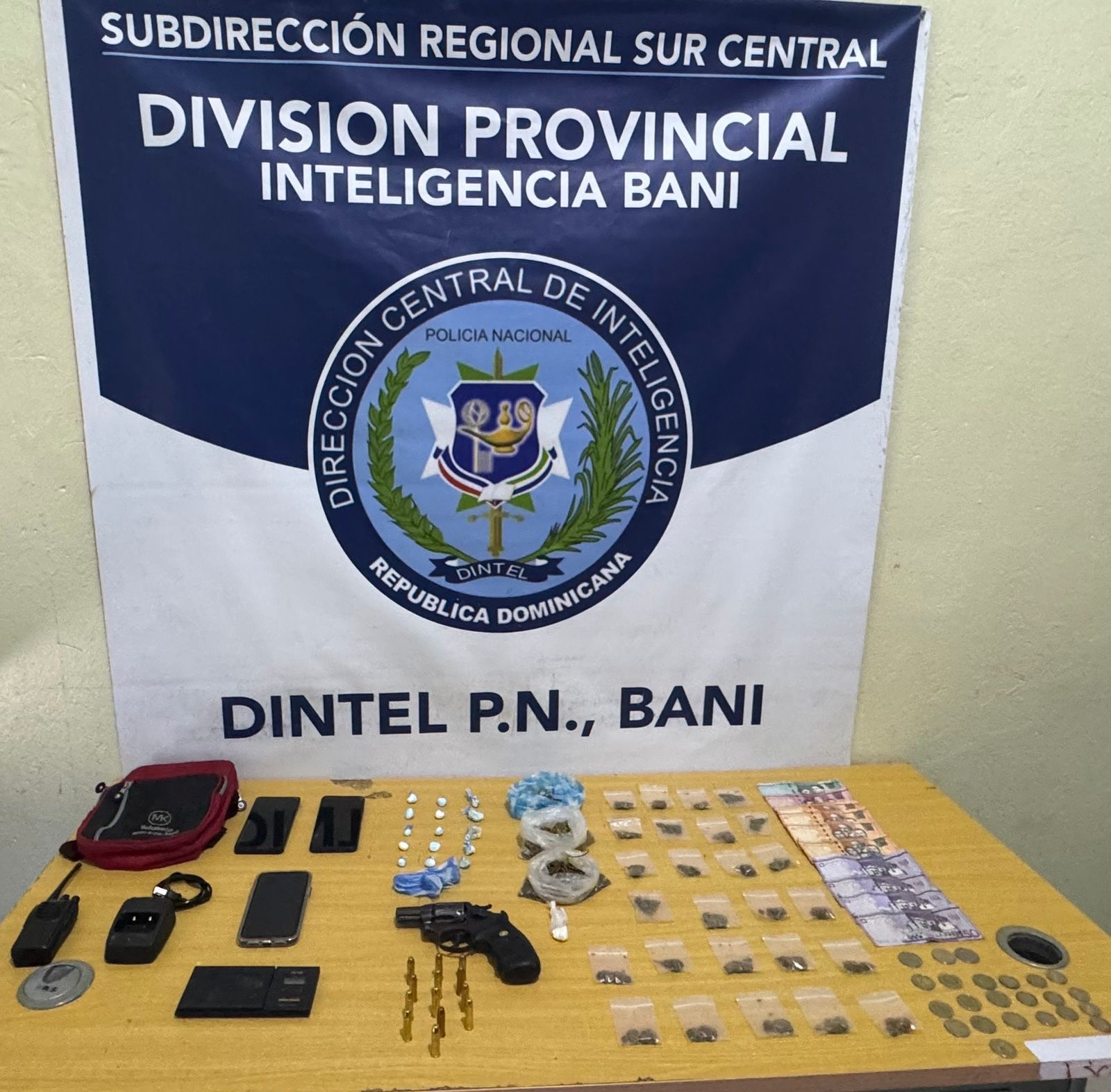 DINTEL golpea red de microtráfico en Baní; incauta droga, dinero y arma de fuego