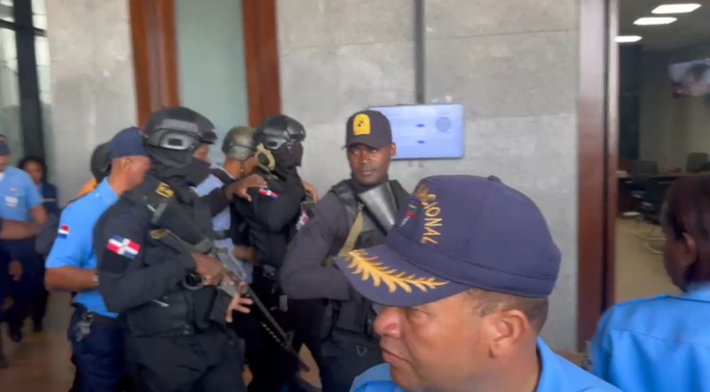 Juez impone prisión preventiva a coronel de la Policía acusado de agredir a joven en Los Mina