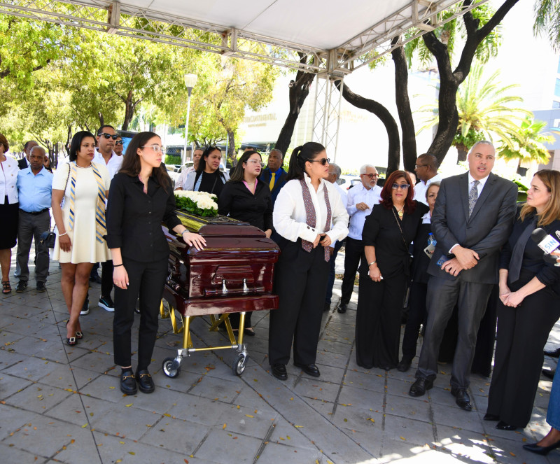 Despedida a Carlos Batista: “¿Acaso al cielo habrá llegado un hombre más bello, más elegante, más fino que él? Lo dudo”