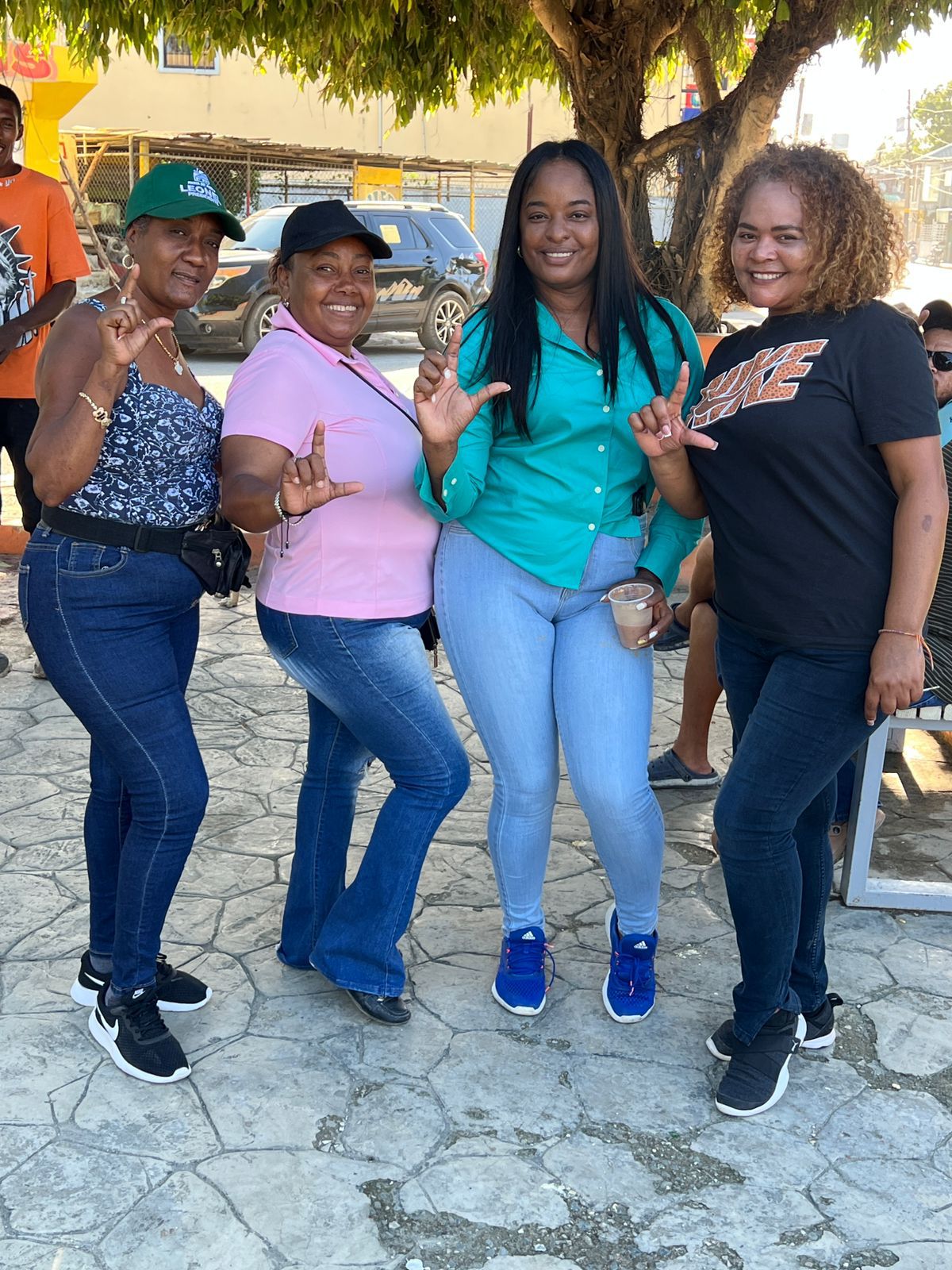 Rosanjela Celestino Pierret (Chamby) reúne a cientos de munícipes en tradicional entrega de habichuelas con dulce en Quisqueya