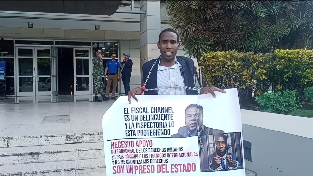 Dewin Stalin Batista Se encadena Frente a Procuraduria Denuncia Persecución de La dirección de Pensiones y Fiscal Chanel Dessi