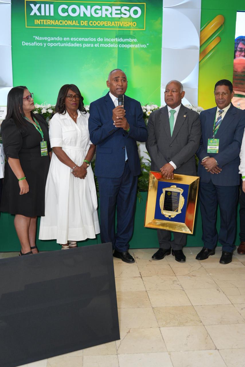 150 cooperativas de seis países reconocen la trayectoria del senador Julito Fulcar como líder del cooperativismo dominicano e internacional