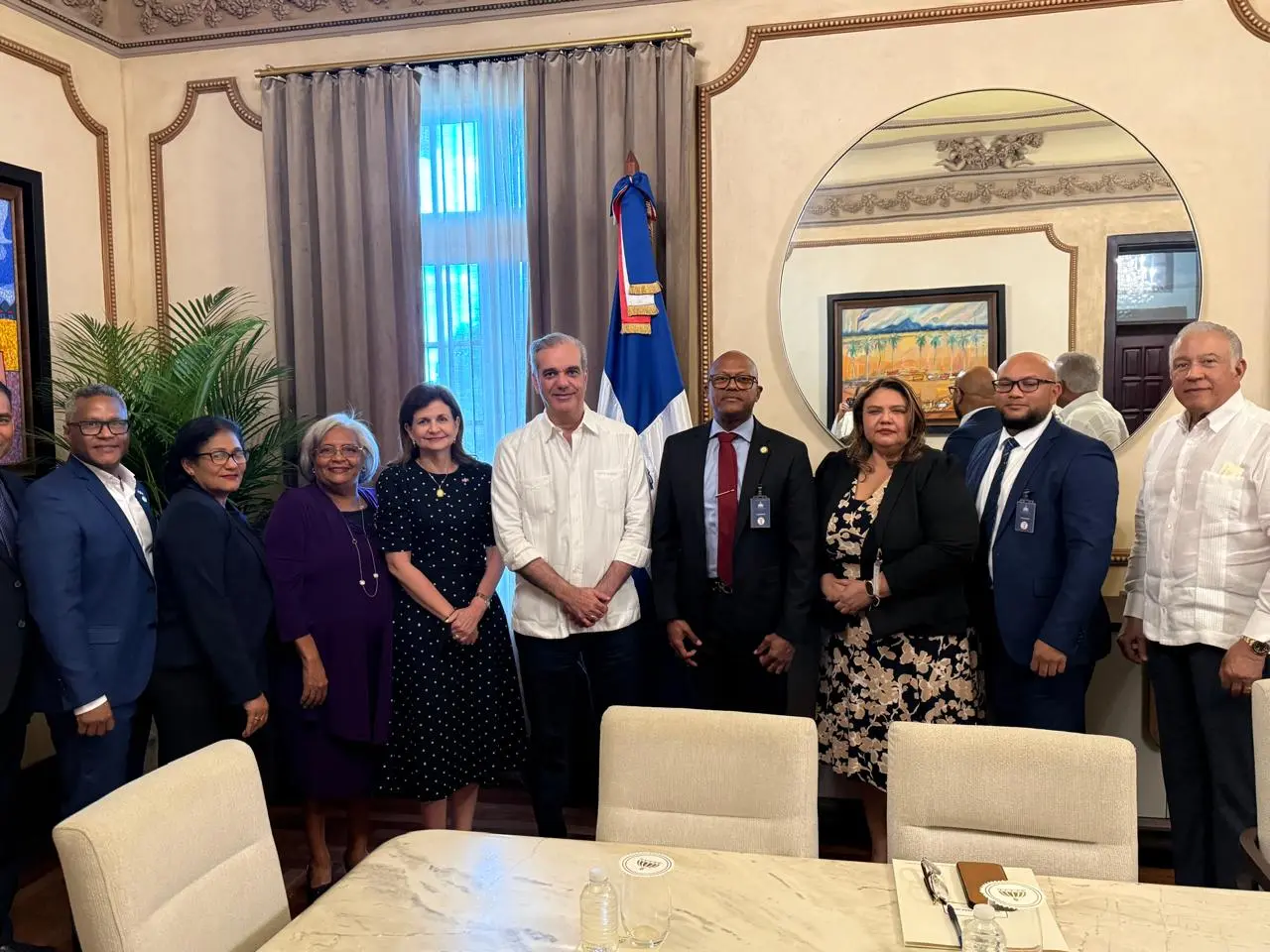 Abinader se reúne con el CMD y reafirma compromiso con mejores condiciones para médicos