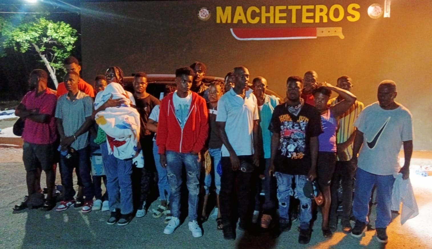 Ejército intercepta a dos vehículos con 27 haitianos indocumentados durante operativos en Valverde