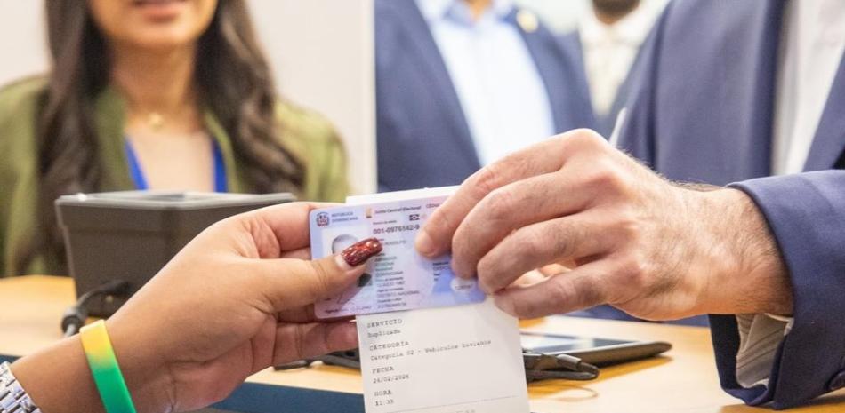 Abinader dispone aumentar período de vigencia de licencias de conducir mayores de 65 años