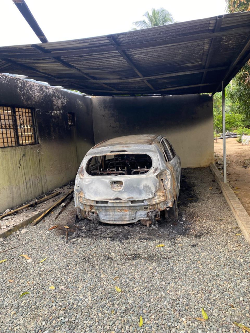 Desconocido encapuchado prende fuego a vivienda con familia dentro, en La Vega