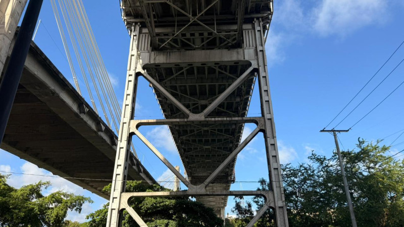 Hombre se atrinchera en estructura del puente Juan Bosch