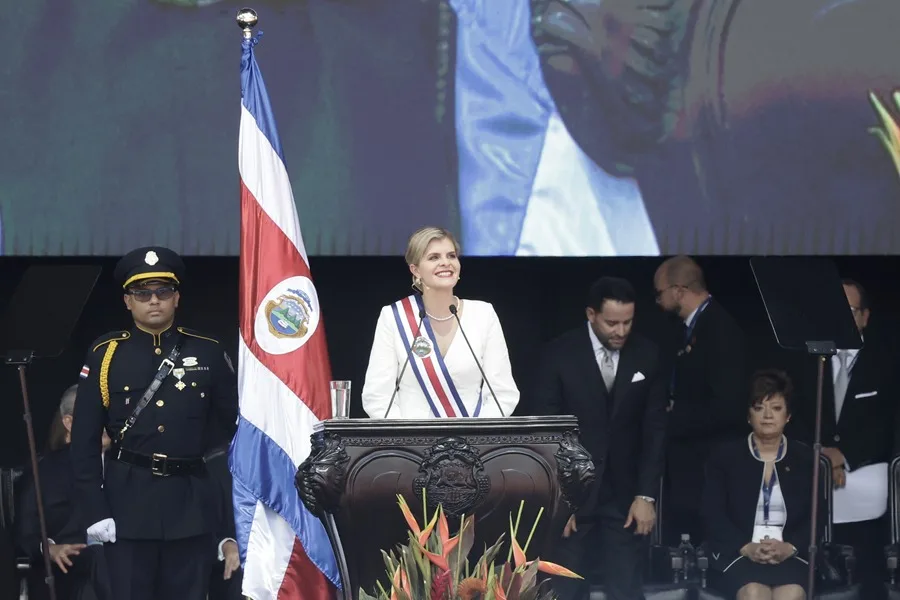 Laura Fernández jura como la segunda mujer presidenta de Costa Rica y anuncia «mano dura»
