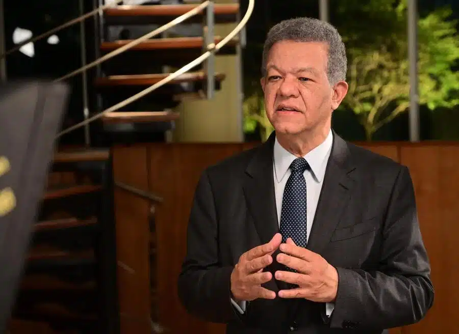 Misión electoral de la OEA llega a Colombia encabezada por expresidente Leonel Fernández