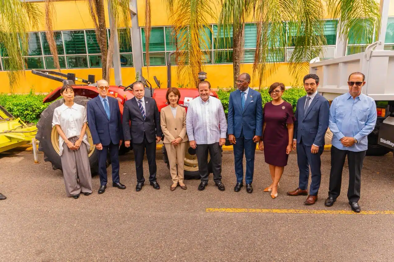 Gobierno recibe 16 equipos donados por Japón para enfrentar el sargazo en las costas dominicanas