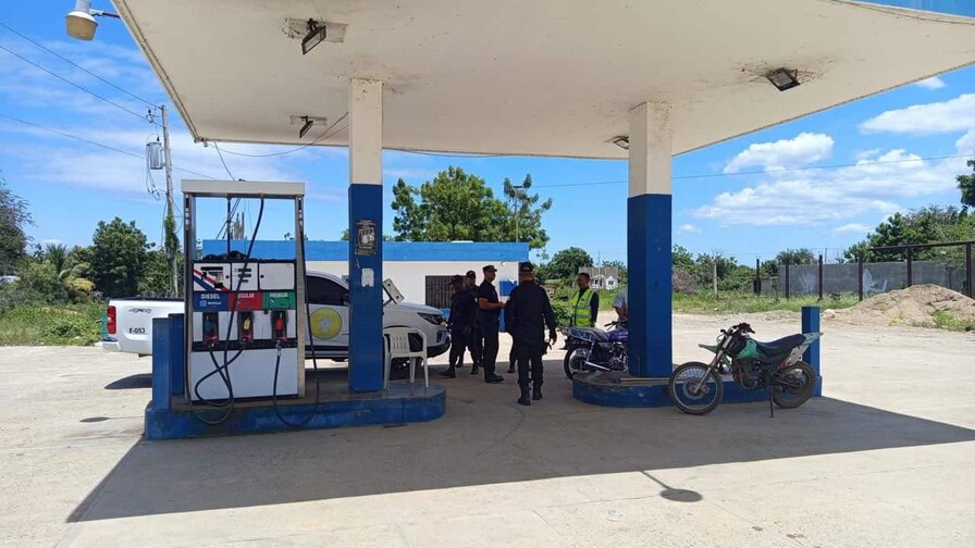 Cierran tres estaciones de combustibles en Azua y Montecristi por vender gasolina de baja calidad
