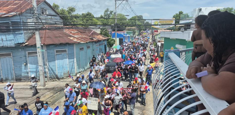 Miles de personas marchan en Barahona en defensa del medioambiente y por obras para el suroeste