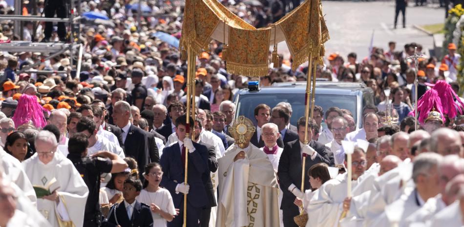 El papa oficia una misa ante más de 1,2 millones de fieles en Madrid