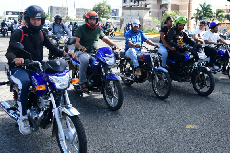 Estudio revela que solo un 2 % de los motociclistas del DN utiliza espejos retrovisores