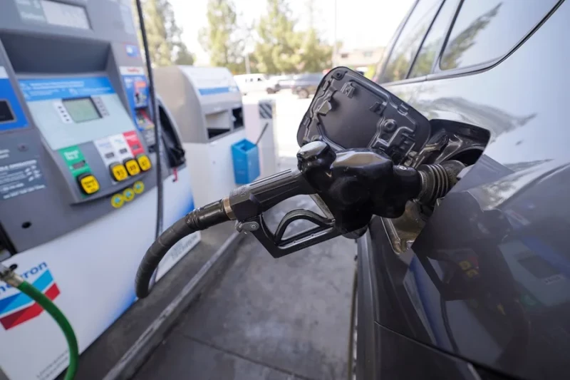 Trump exige bajar el precio de la gasolina a 2,50 dólares por galón