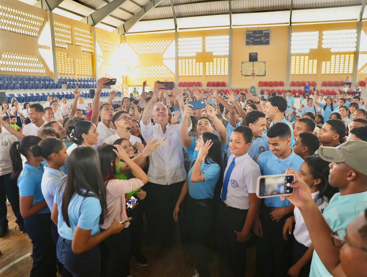 Abinader ordena evaluar becas desde quinto de bachillerato para agilizar acceso universitario
