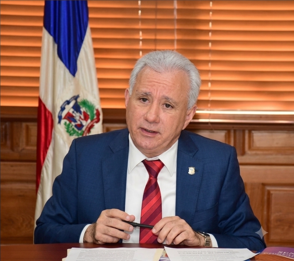 Senador Taveras propone eliminar prisión preventiva por difamación y denuncias sin pruebas; legisladores del PRM rechazan la iniciativa