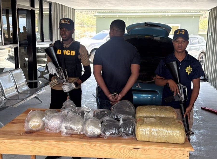 Interceptan hombre a bordo de un vehículo con 37 libras de marihuana en Barahona