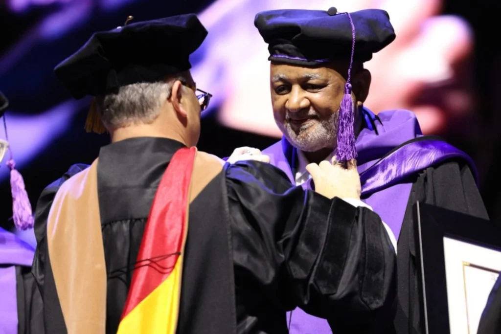 DR.ROBERTO FULCAR RECIBE RECONOCIMIENTO DE UNIVERSIDAD DE PUERTO RICO.