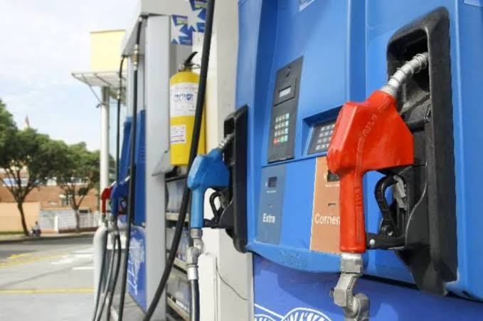 Gobierno rebaja RD$3 y RD$5 a los precios de las gasolinas