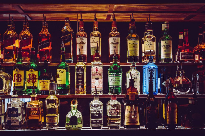 Más legisladores proponen limitar venta de alcohol en discotecas y otros locales hasta 2:00 a. m.