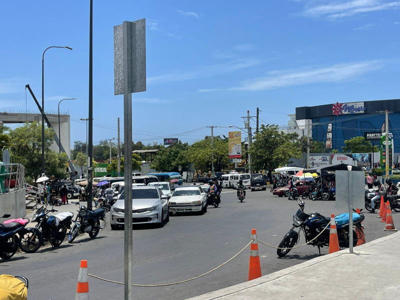 Persisten congestionamiento vehicular por paradas irregulares en el kilómetro 9